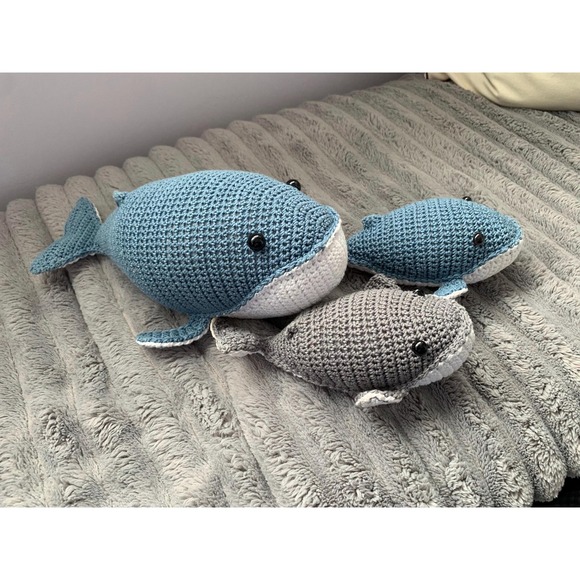 Hand Crocheted 3 Blue Grey  Whales Momma Babies Nautical‎ Nursery Marine Fish - Picture 1 of 10